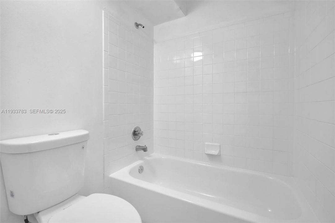 For Sale: $204,200 (2 beds, 2 baths, 975 Square Feet)
