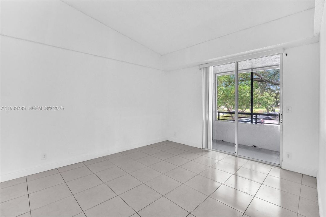 For Sale: $204,200 (2 beds, 2 baths, 975 Square Feet)