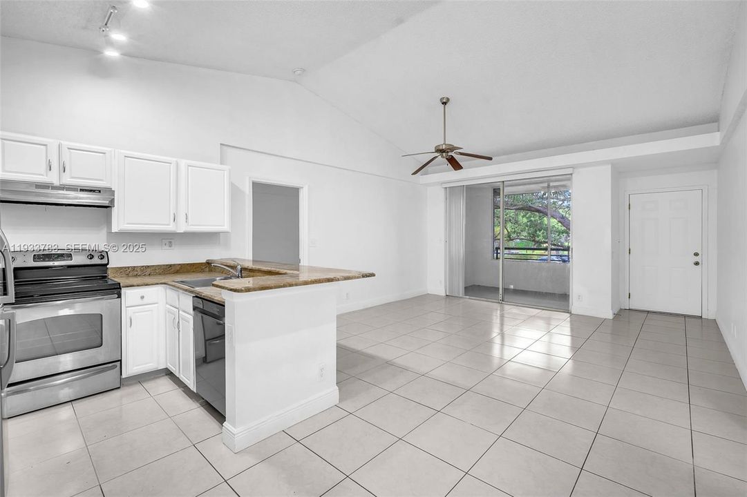 For Sale: $204,200 (2 beds, 2 baths, 975 Square Feet)