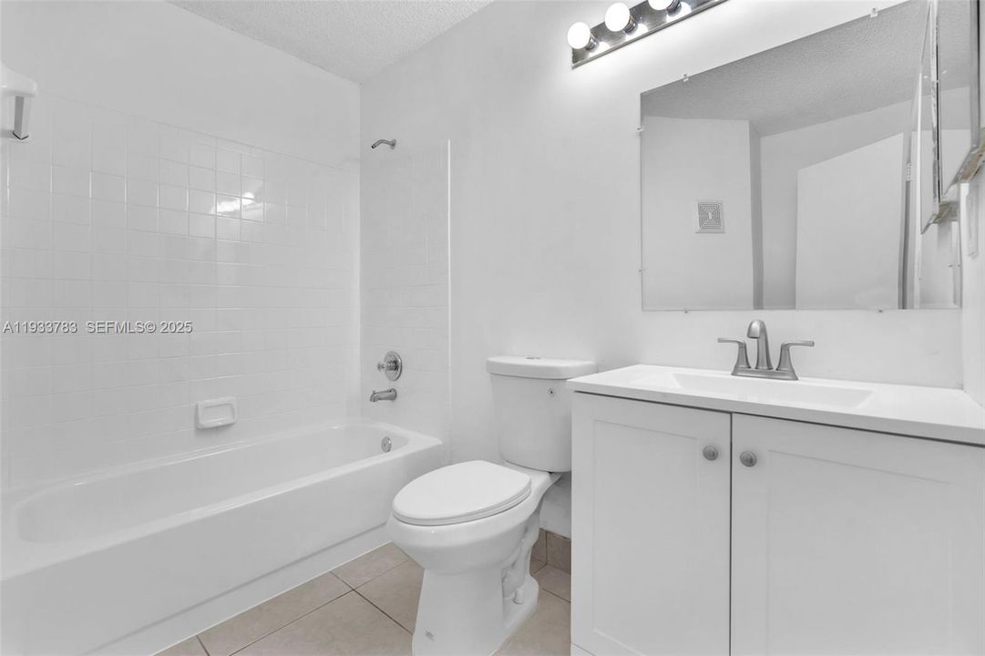 For Sale: $204,200 (2 beds, 2 baths, 975 Square Feet)