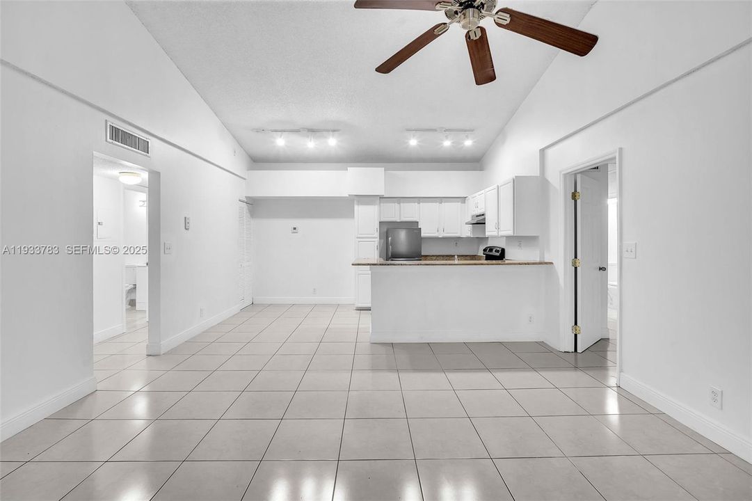 For Sale: $204,200 (2 beds, 2 baths, 975 Square Feet)