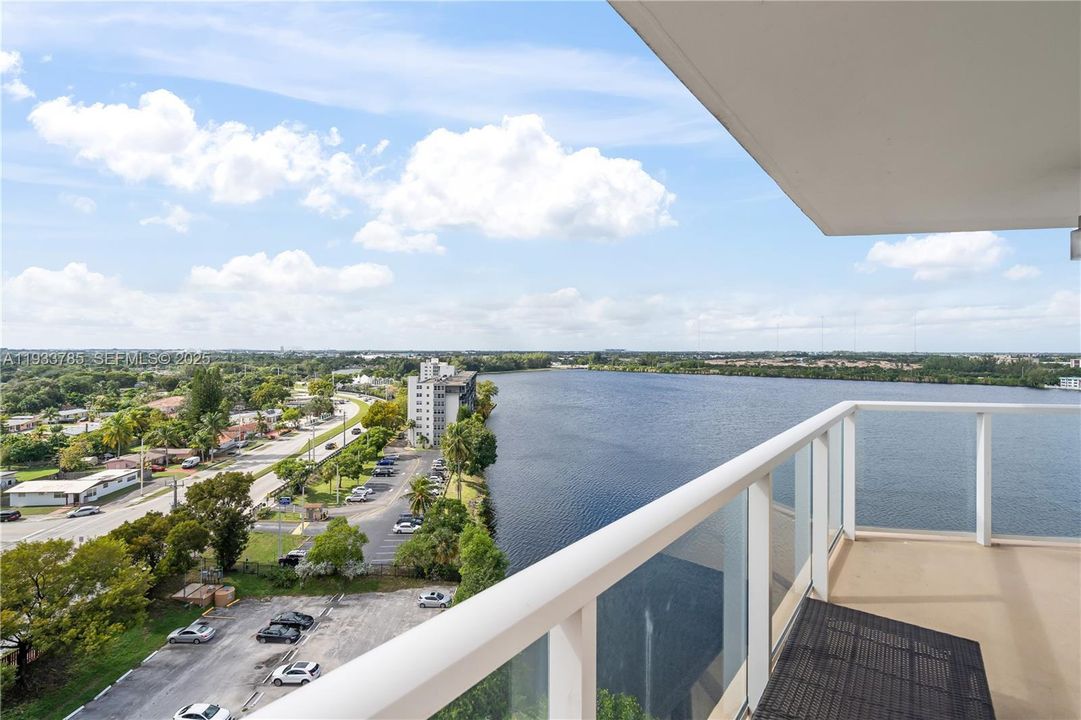 На продажу: $299,900 (2 спален, 2 ванн, 1140 Квадратных фут)