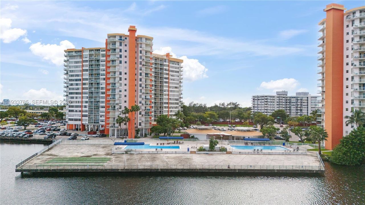 На продажу: $299,900 (2 спален, 2 ванн, 1140 Квадратных фут)