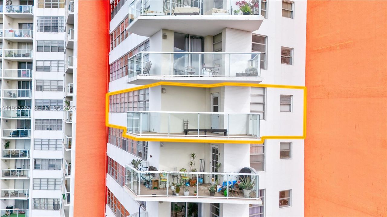 На продажу: $299,900 (2 спален, 2 ванн, 1140 Квадратных фут)