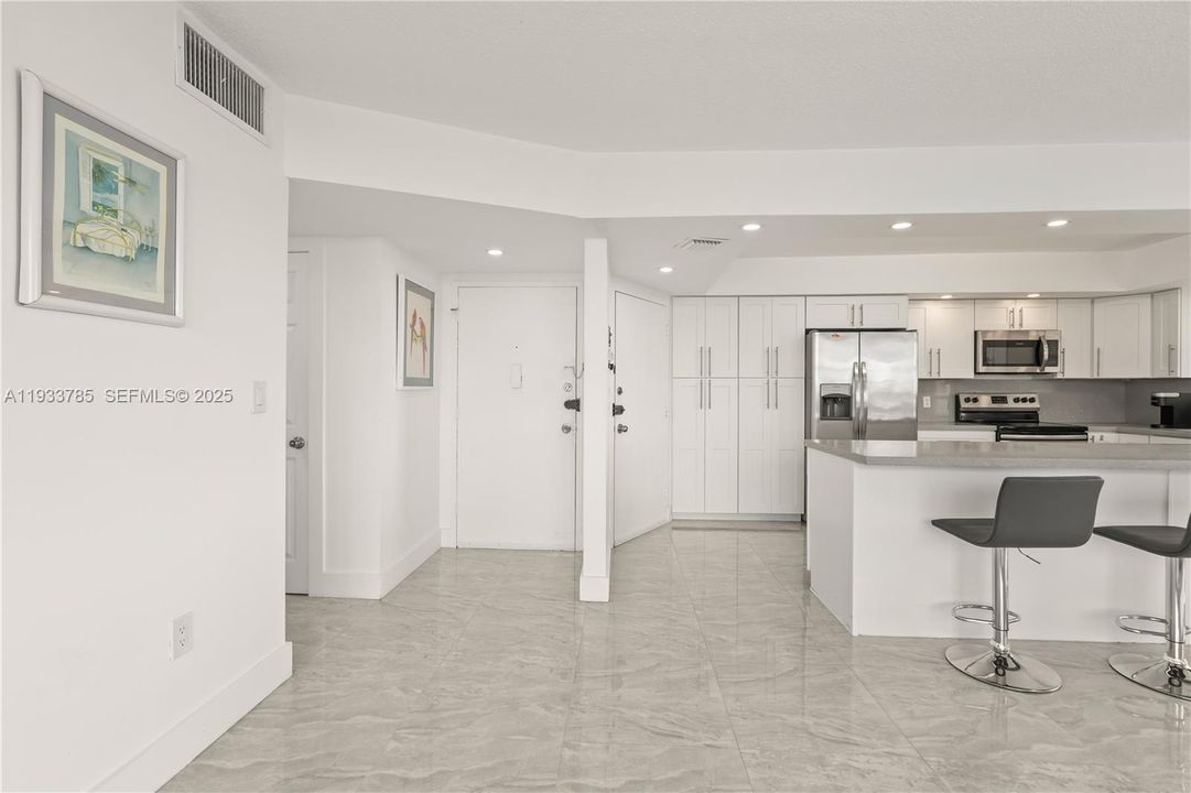 На продажу: $299,900 (2 спален, 2 ванн, 1140 Квадратных фут)