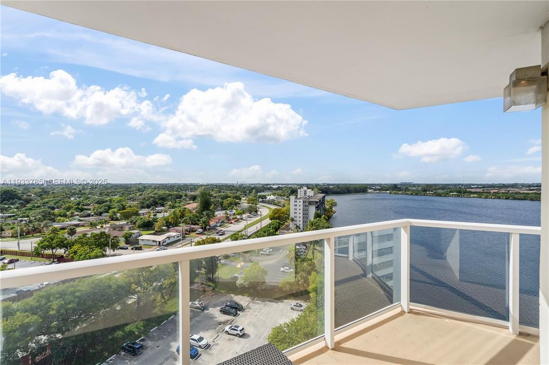 На продажу: $299,900 (2 спален, 2 ванн, 1140 Квадратных фут)