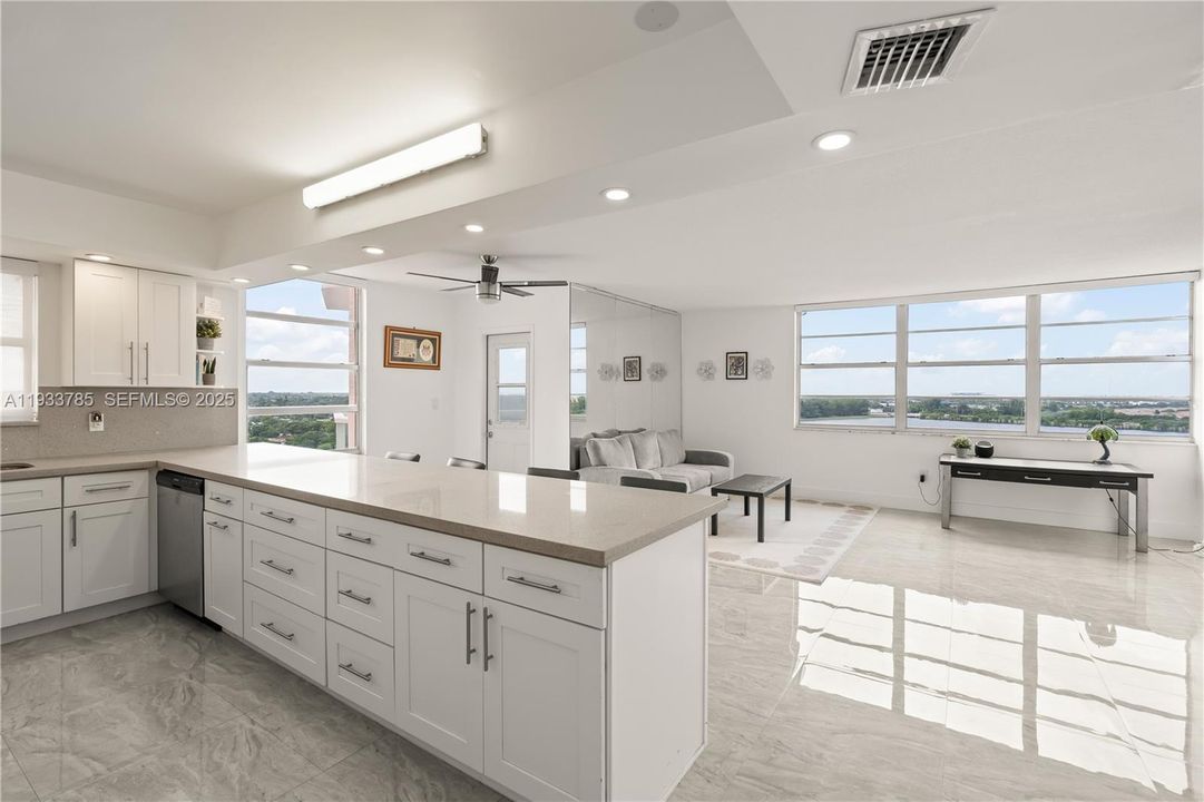 На продажу: $299,900 (2 спален, 2 ванн, 1140 Квадратных фут)