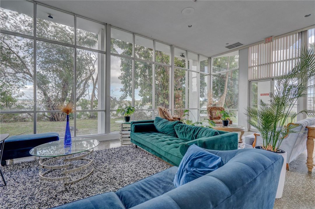 На продажу: $299,900 (2 спален, 2 ванн, 1140 Квадратных фут)