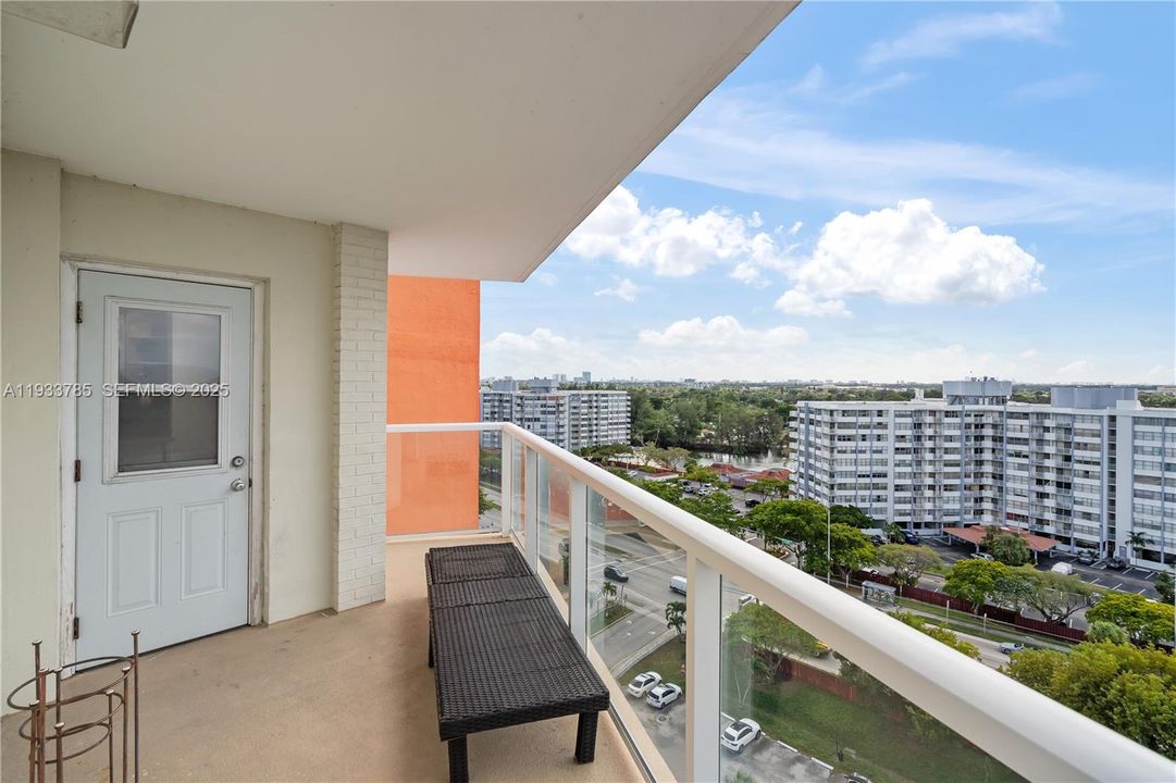 На продажу: $299,900 (2 спален, 2 ванн, 1140 Квадратных фут)