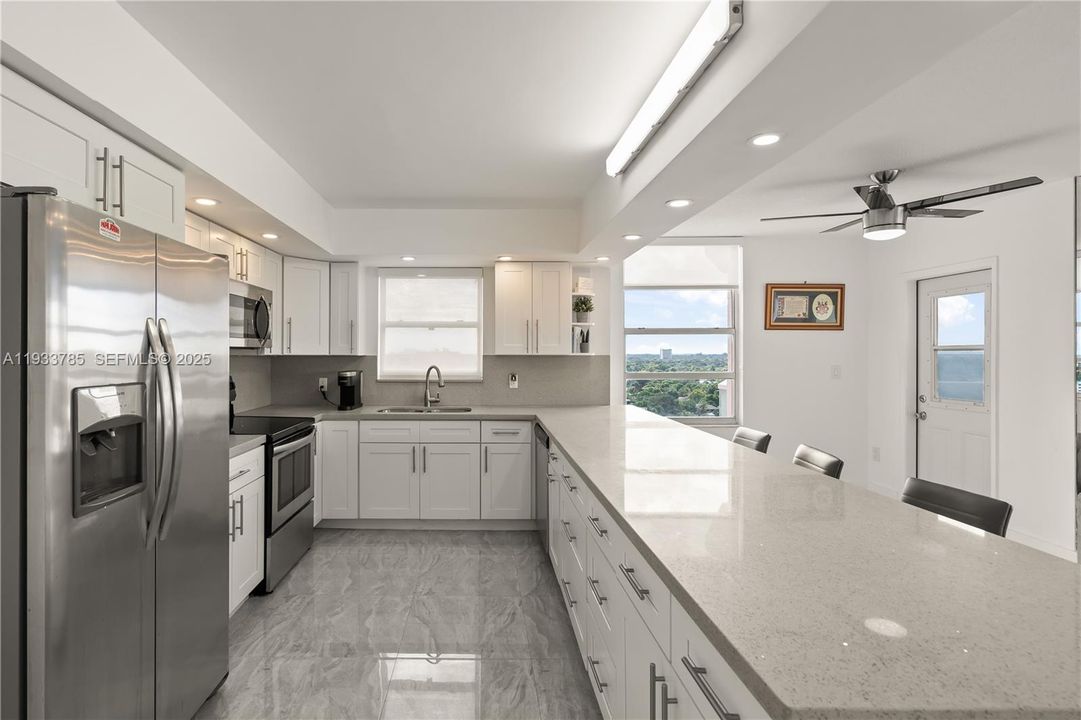 На продажу: $299,900 (2 спален, 2 ванн, 1140 Квадратных фут)