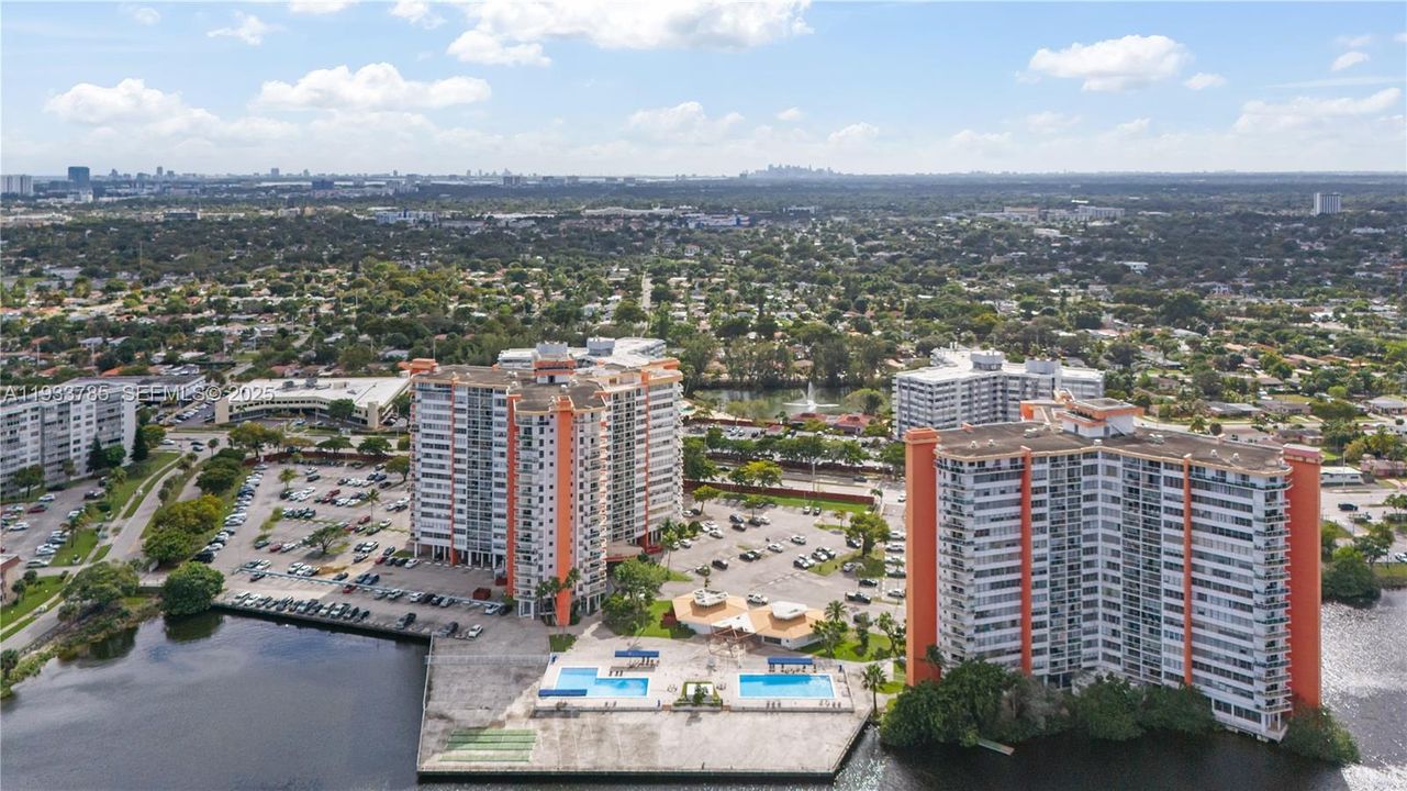 На продажу: $299,900 (2 спален, 2 ванн, 1140 Квадратных фут)