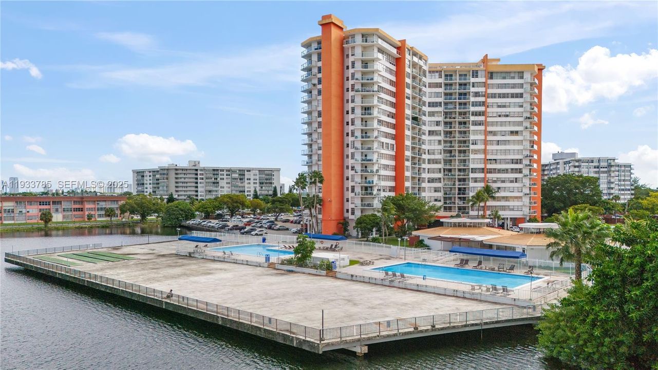 На продажу: $299,900 (2 спален, 2 ванн, 1140 Квадратных фут)