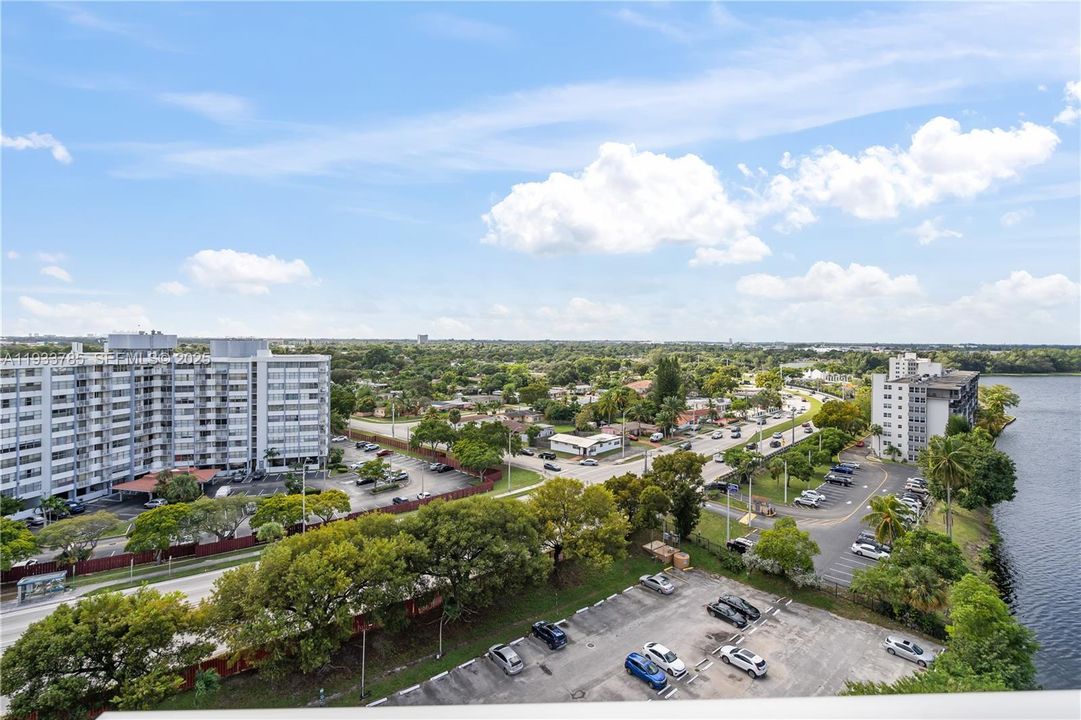 На продажу: $299,900 (2 спален, 2 ванн, 1140 Квадратных фут)