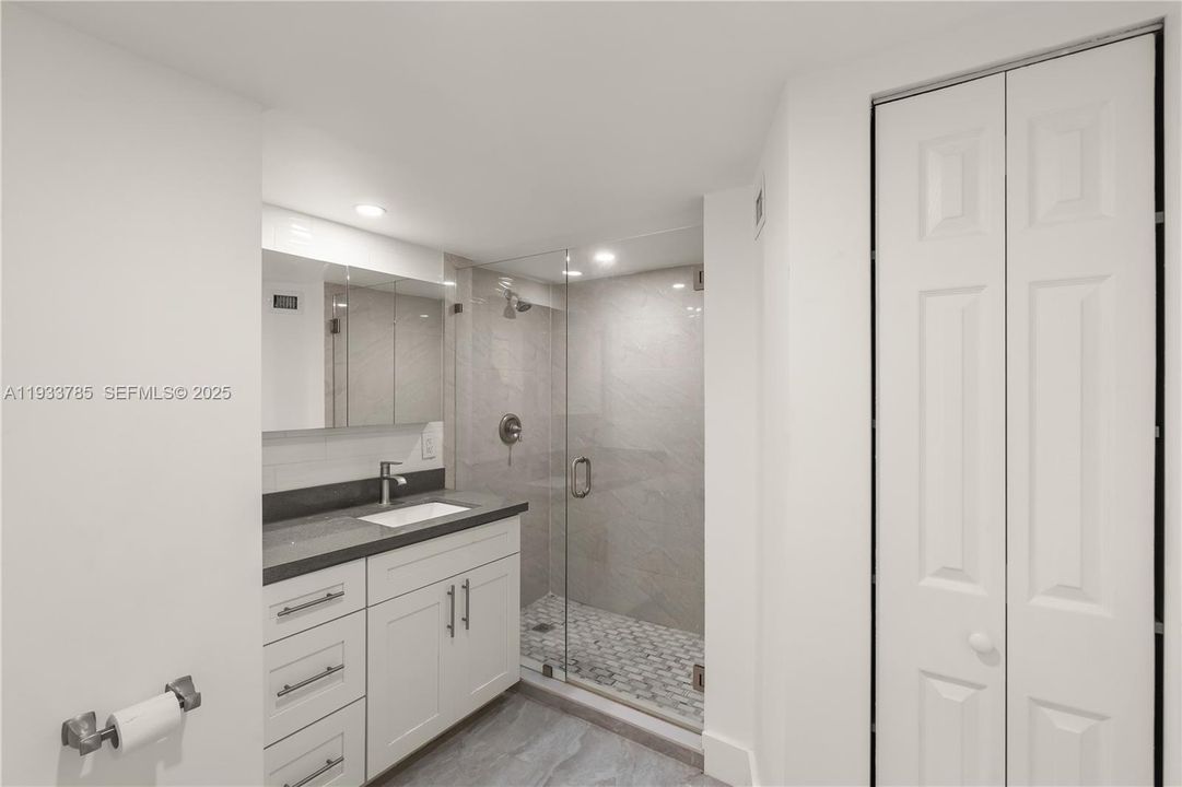 На продажу: $299,900 (2 спален, 2 ванн, 1140 Квадратных фут)