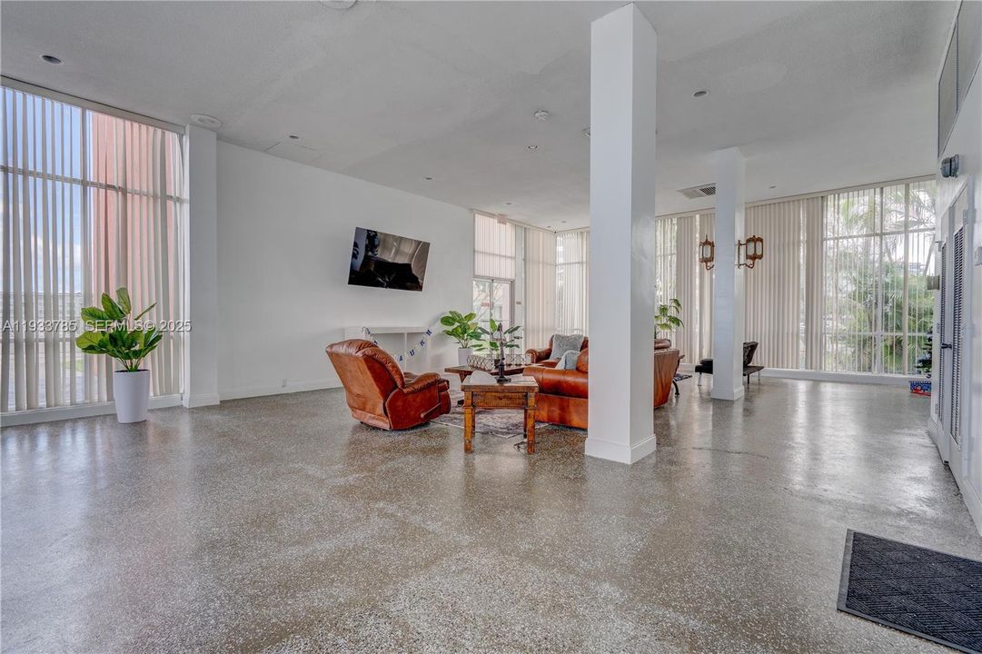 На продажу: $299,900 (2 спален, 2 ванн, 1140 Квадратных фут)