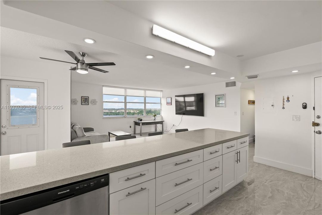 На продажу: $299,900 (2 спален, 2 ванн, 1140 Квадратных фут)