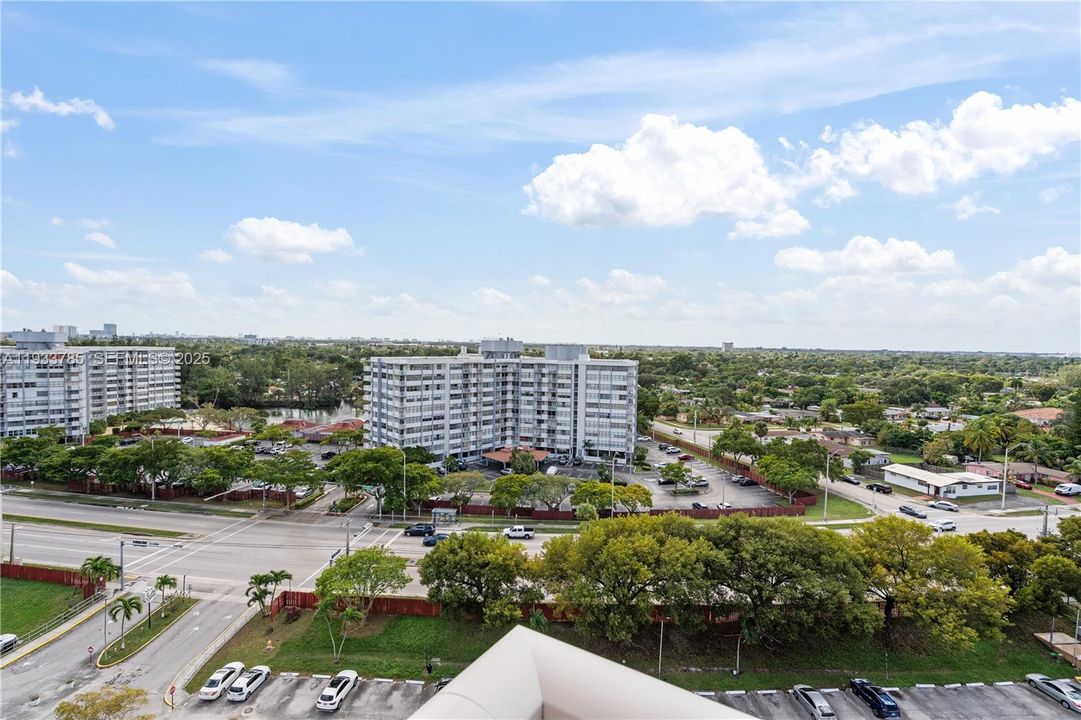 На продажу: $299,900 (2 спален, 2 ванн, 1140 Квадратных фут)