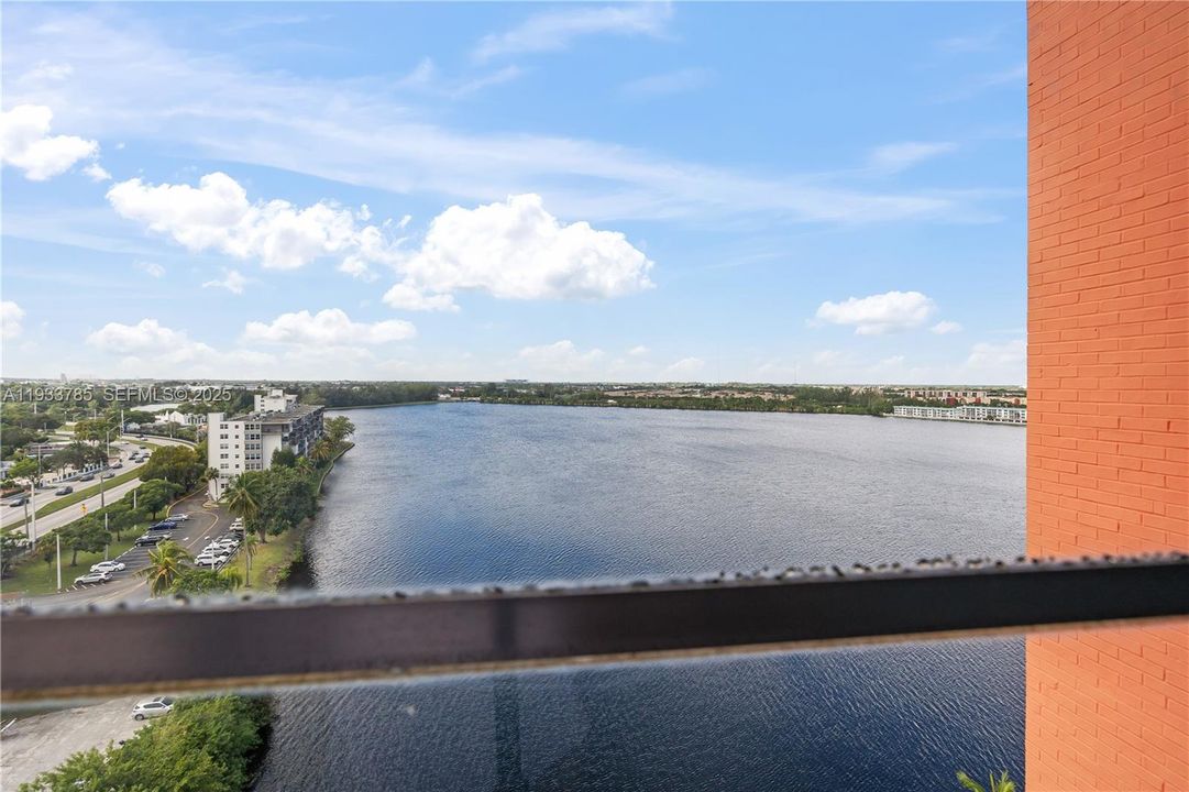 На продажу: $299,900 (2 спален, 2 ванн, 1140 Квадратных фут)