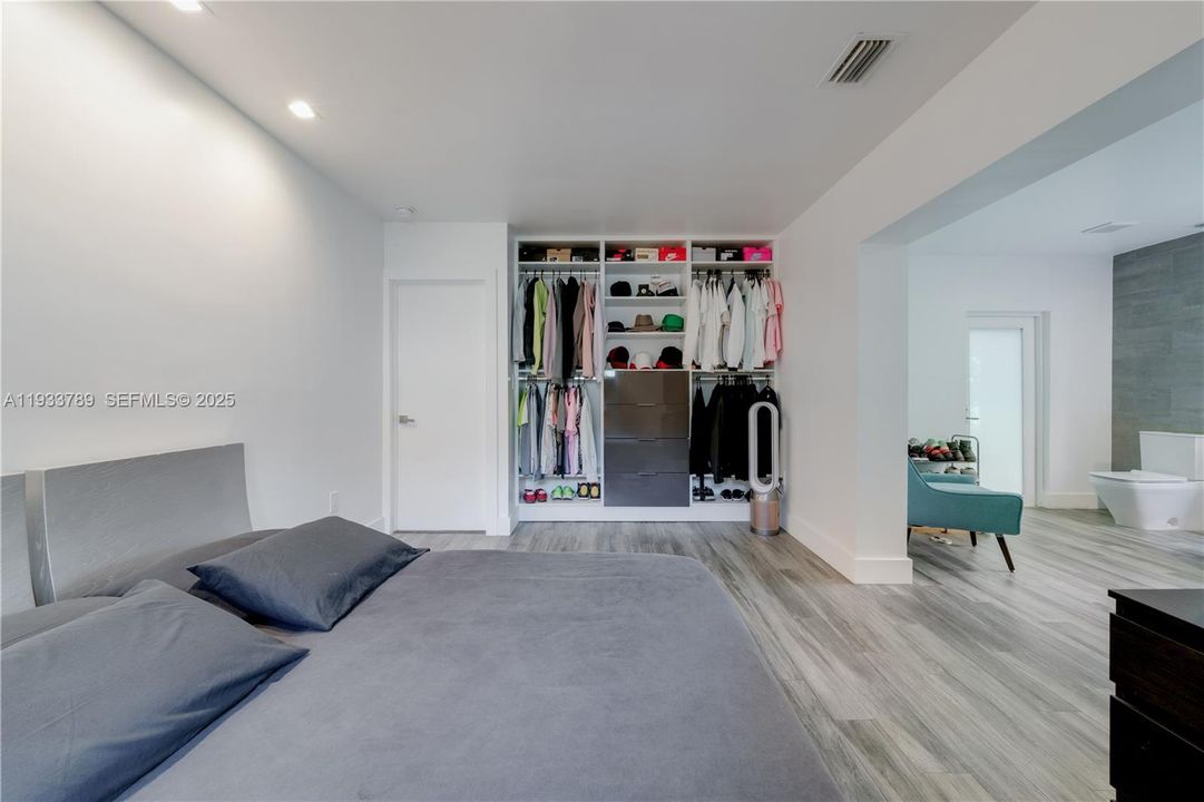 For Rent: $6,500 (3 beds, 2 baths, 1230 Square Feet)