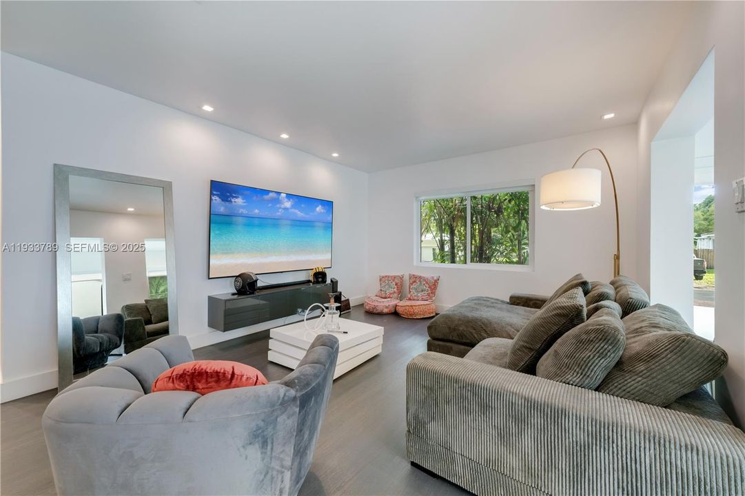 For Rent: $6,500 (3 beds, 2 baths, 1230 Square Feet)