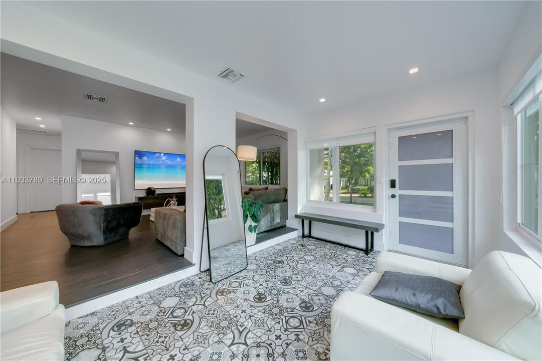 For Rent: $6,500 (3 beds, 2 baths, 1230 Square Feet)