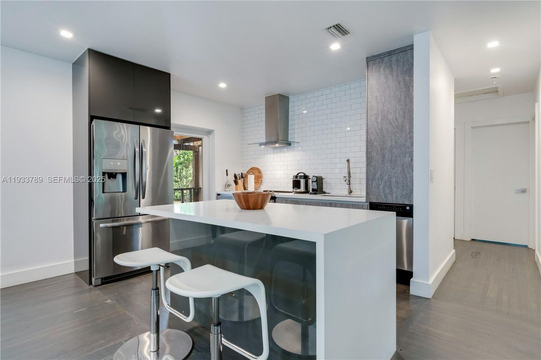 For Rent: $6,500 (3 beds, 2 baths, 1230 Square Feet)