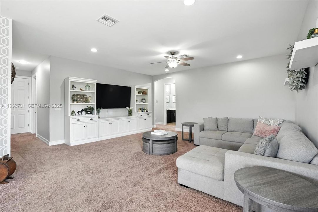 На продажу: $469,900 (5 спален, 3 ванн, 3584 Квадратных фут)