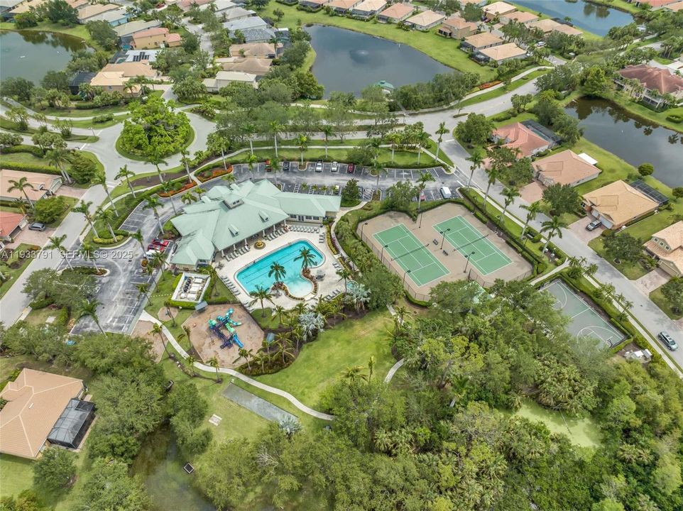 На продажу: $469,900 (5 спален, 3 ванн, 3584 Квадратных фут)