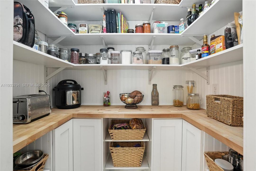 На продажу: $469,900 (5 спален, 3 ванн, 3584 Квадратных фут)