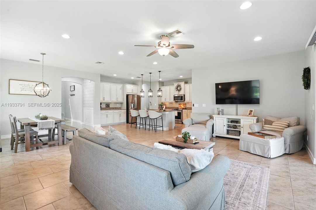 На продажу: $469,900 (5 спален, 3 ванн, 3584 Квадратных фут)