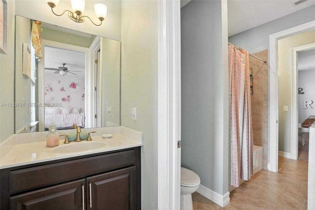 На продажу: $469,900 (5 спален, 3 ванн, 3584 Квадратных фут)