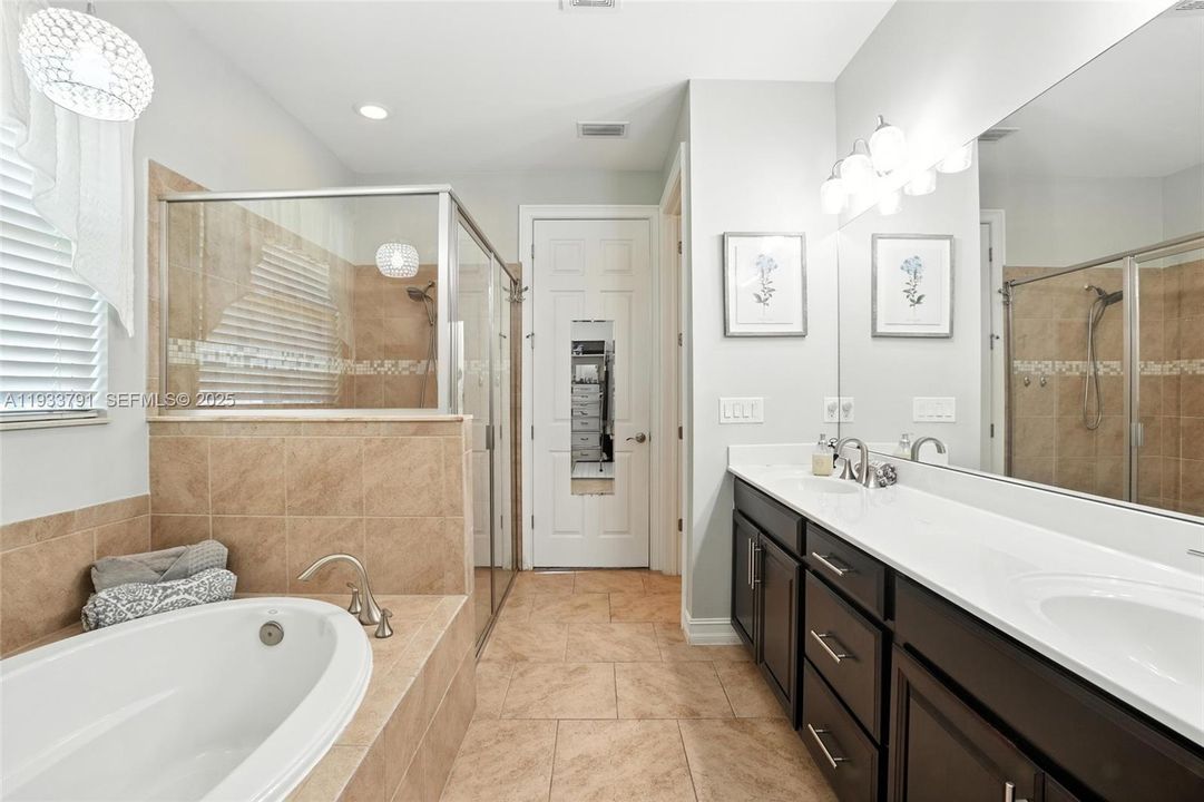 На продажу: $469,900 (5 спален, 3 ванн, 3584 Квадратных фут)