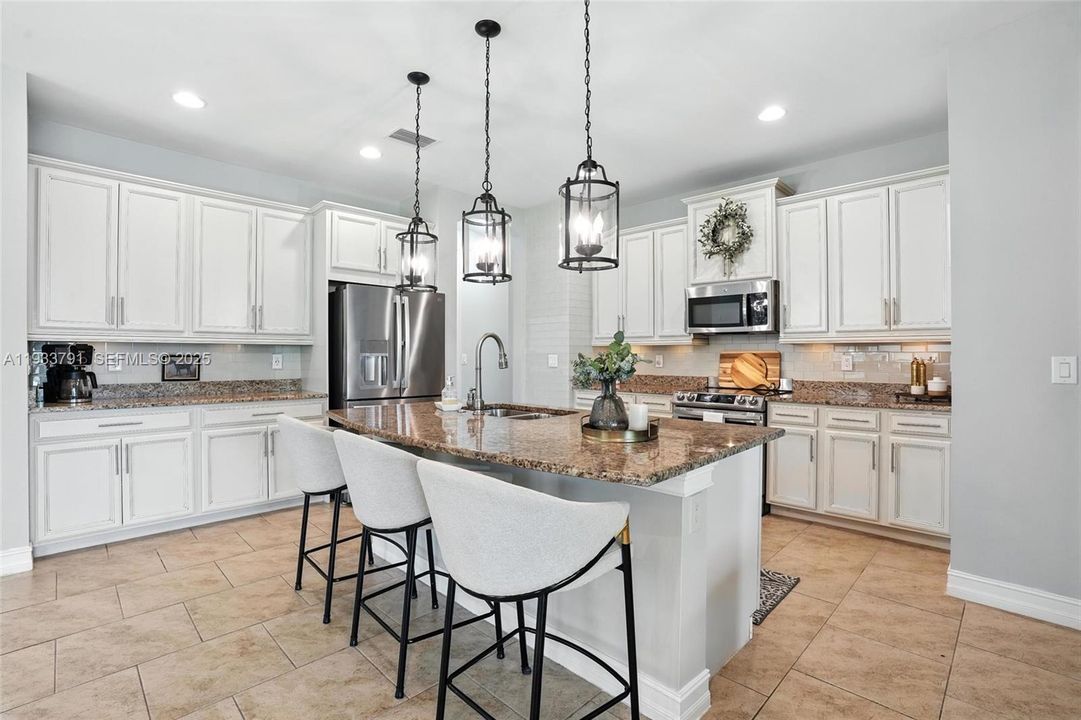 На продажу: $469,900 (5 спален, 3 ванн, 3584 Квадратных фут)