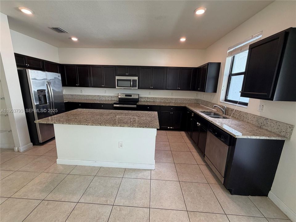 For Rent: $4,600 (5 beds, 3 baths, 3520 Square Feet)