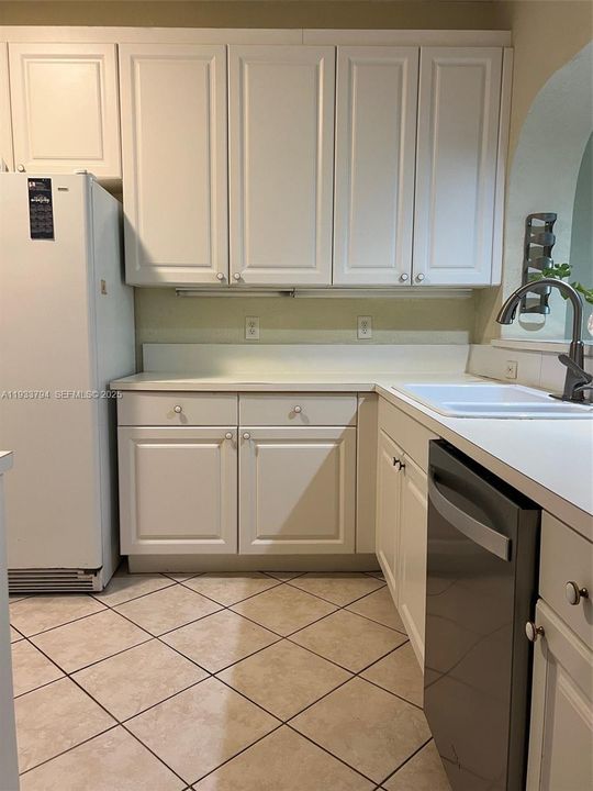 For Rent: $3,100 (3 beds, 2 baths, 1710 Square Feet)