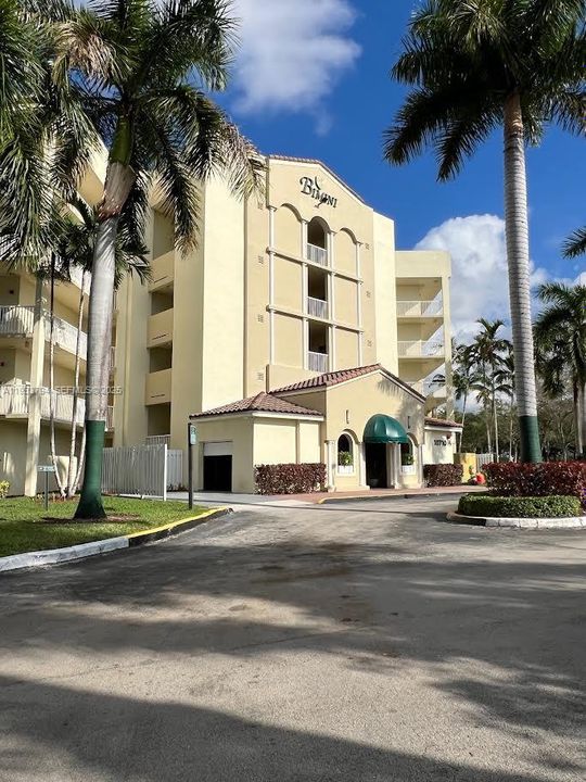 For Rent: $3,100 (3 beds, 2 baths, 1710 Square Feet)