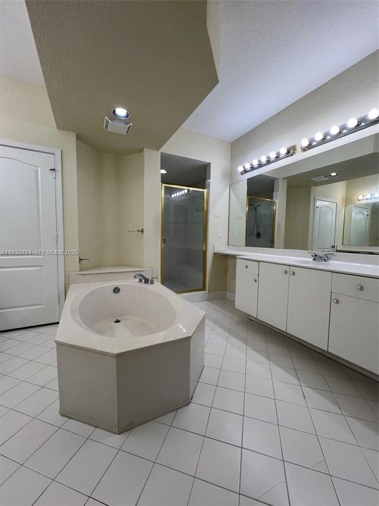 For Rent: $3,100 (3 beds, 2 baths, 1710 Square Feet)