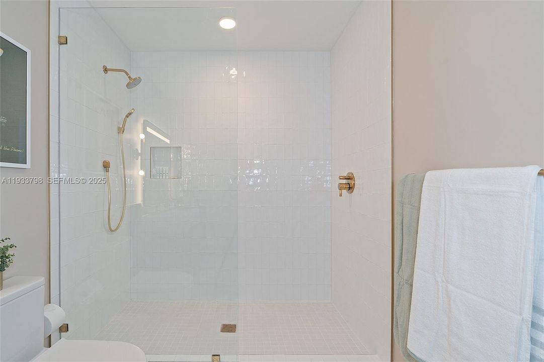 For Sale: $1,700,000 (3 beds, 2 baths, 1246 Square Feet)