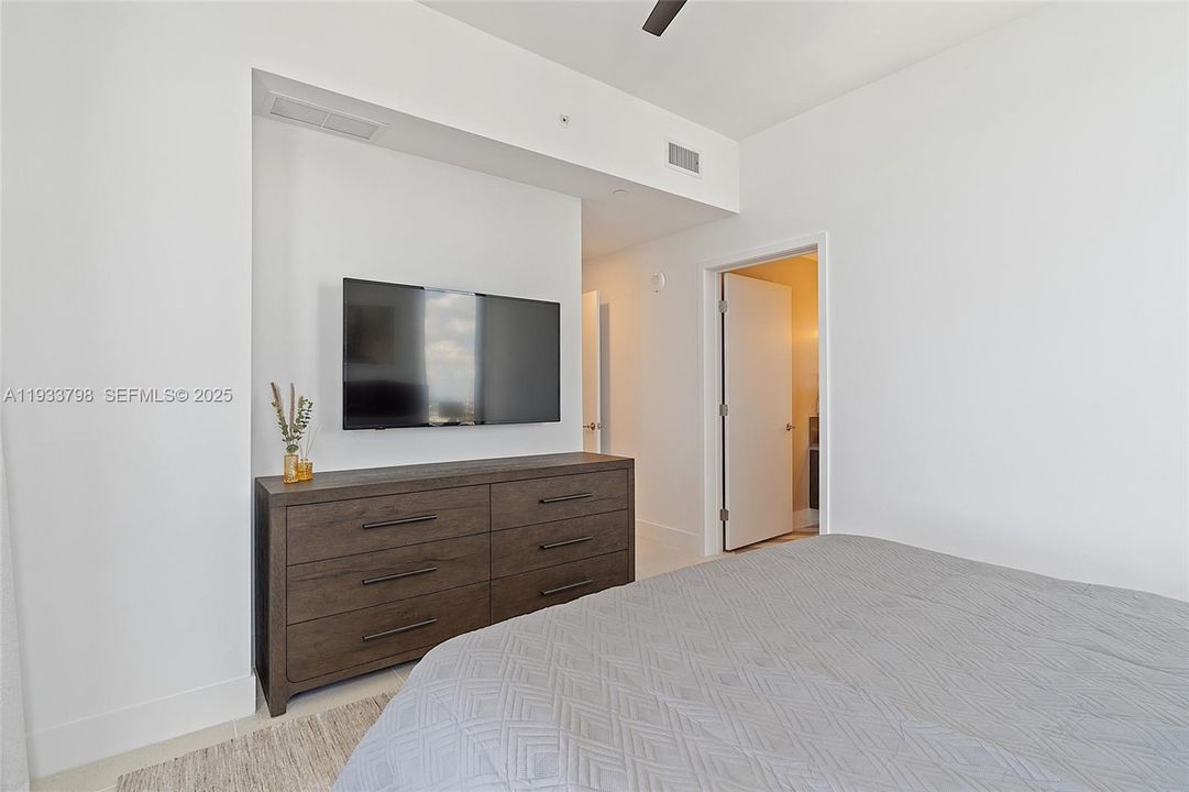 For Sale: $1,700,000 (3 beds, 2 baths, 1246 Square Feet)