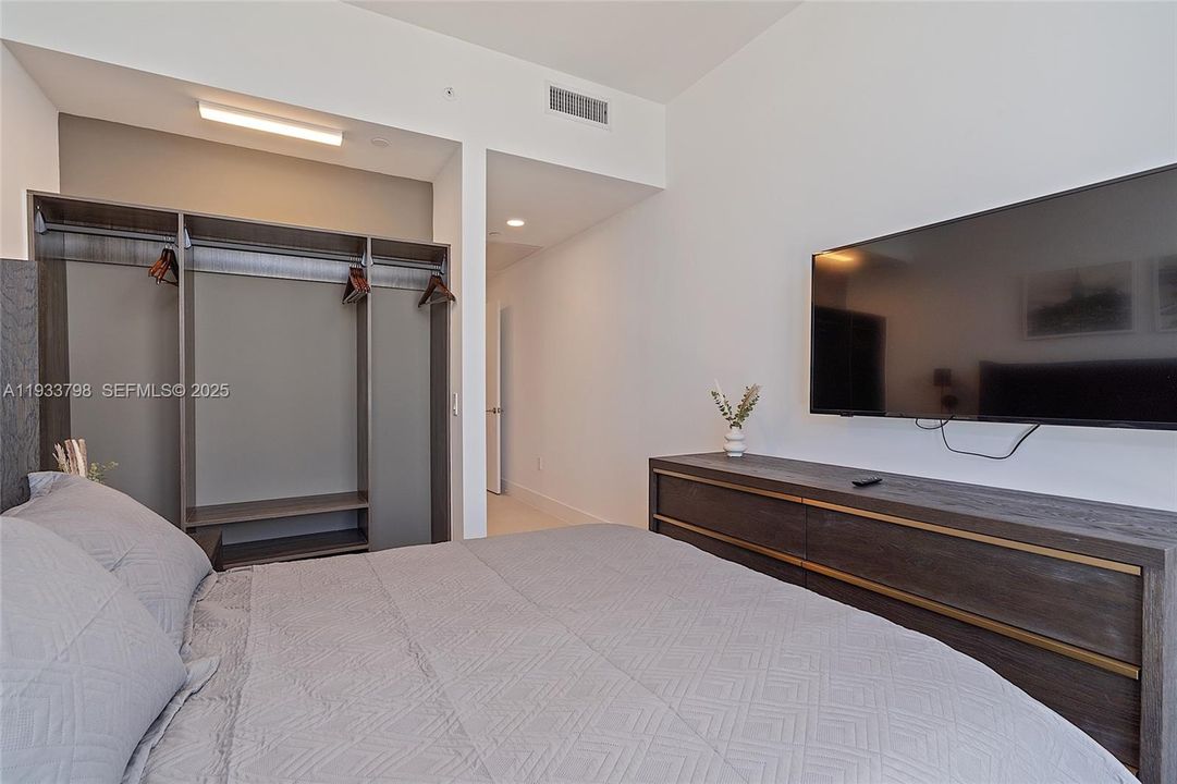 For Sale: $1,700,000 (3 beds, 2 baths, 1246 Square Feet)