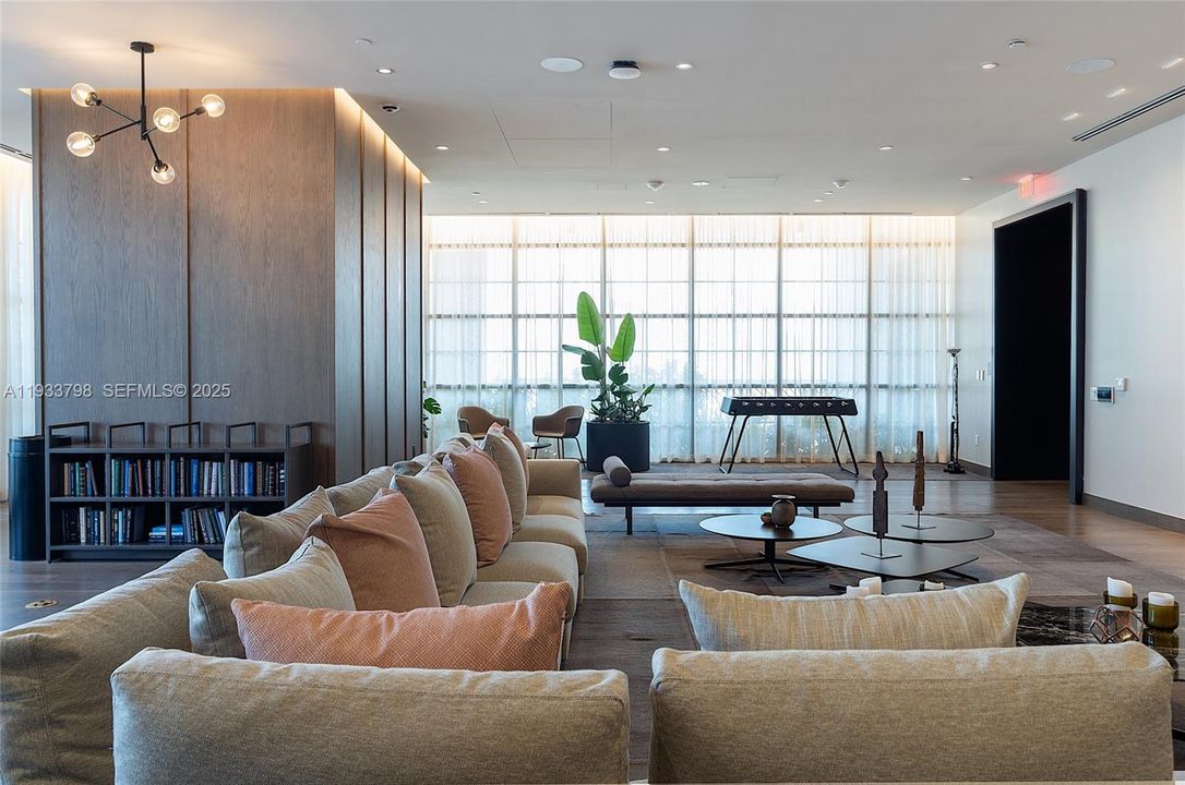 For Sale: $1,700,000 (3 beds, 2 baths, 1246 Square Feet)