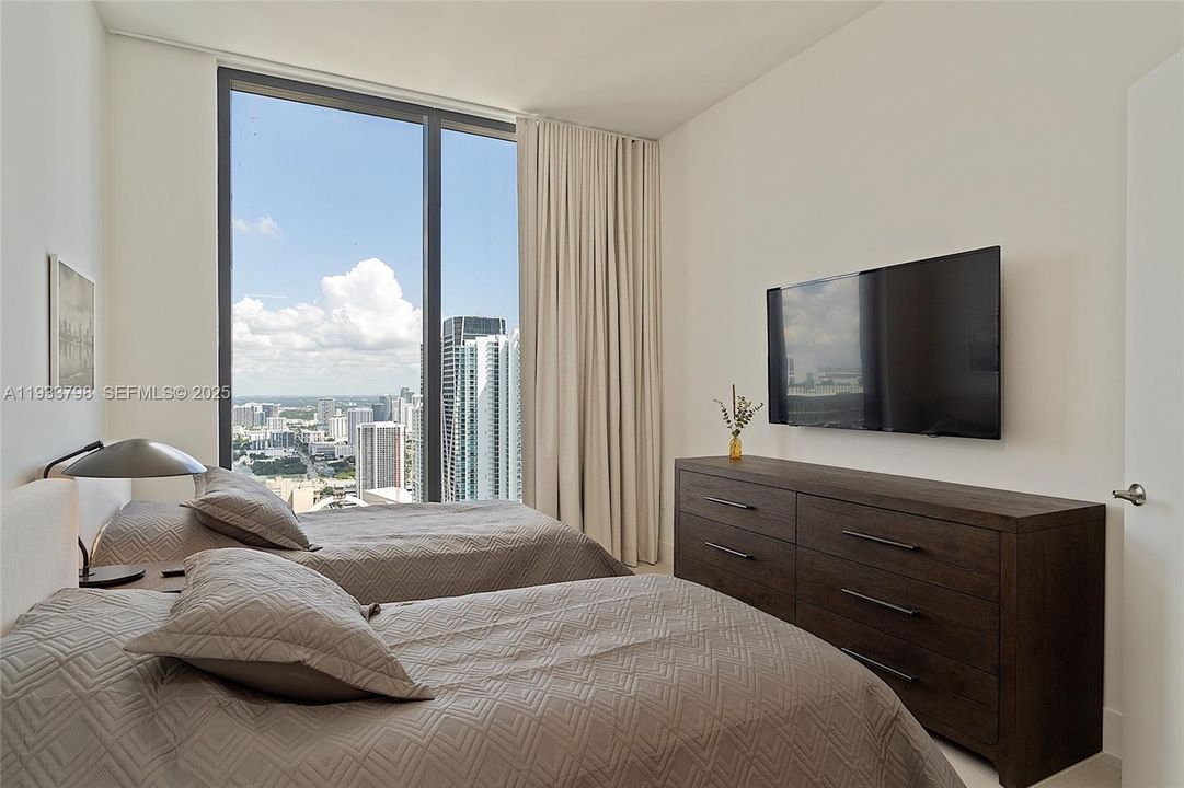 For Sale: $1,700,000 (3 beds, 2 baths, 1246 Square Feet)