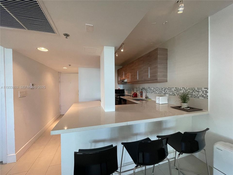 For Rent: $2,800 (0 beds, 1 baths, 530 Square Feet)