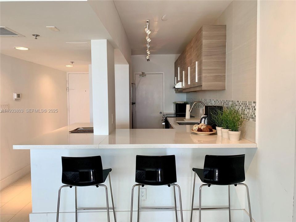 For Rent: $2,800 (0 beds, 1 baths, 530 Square Feet)