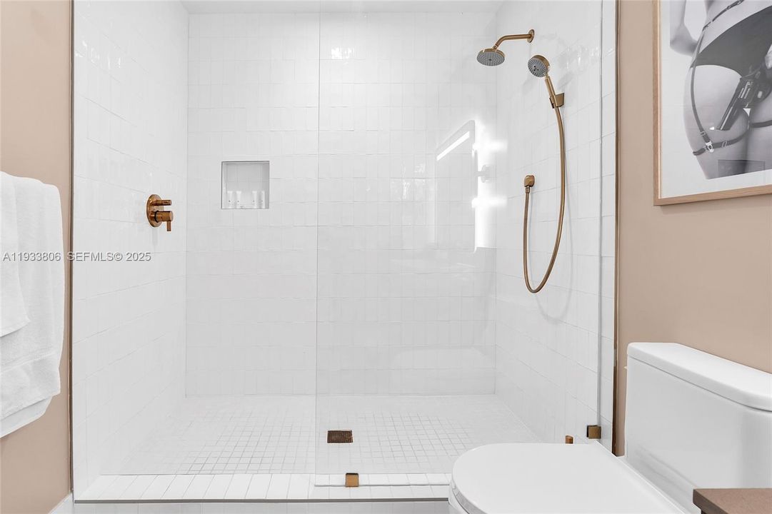 For Sale: $1,710,000 (3 beds, 2 baths, 1230 Square Feet)