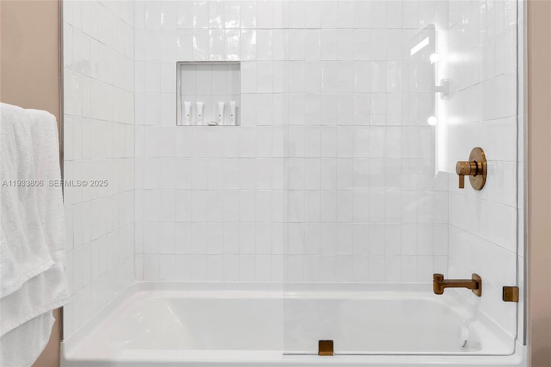 For Sale: $1,710,000 (3 beds, 2 baths, 1230 Square Feet)