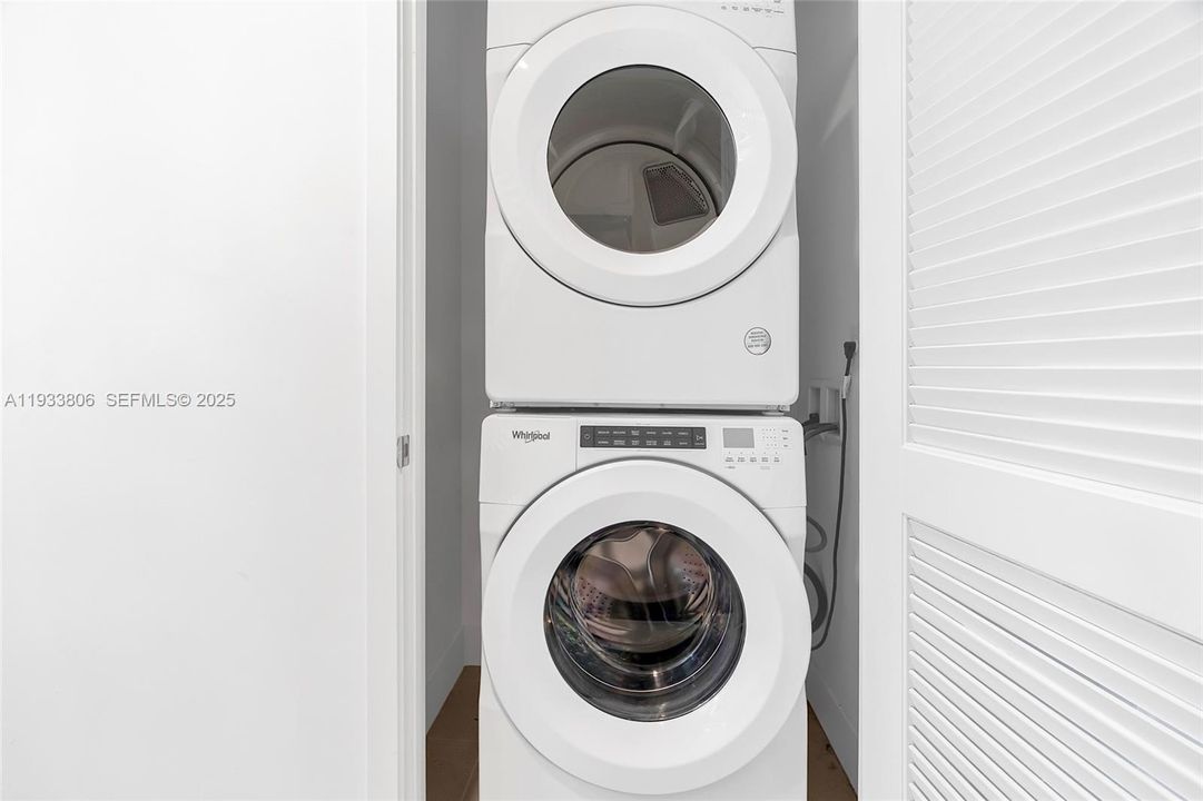 For Sale: $1,710,000 (3 beds, 2 baths, 1230 Square Feet)