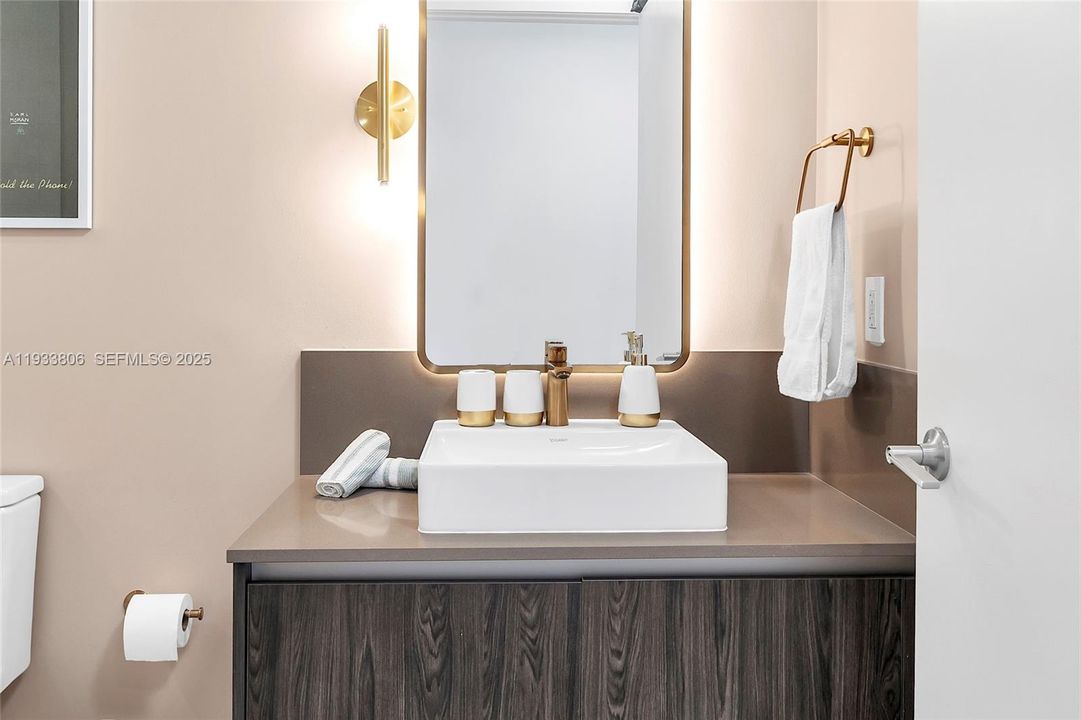 For Sale: $1,710,000 (3 beds, 2 baths, 1230 Square Feet)