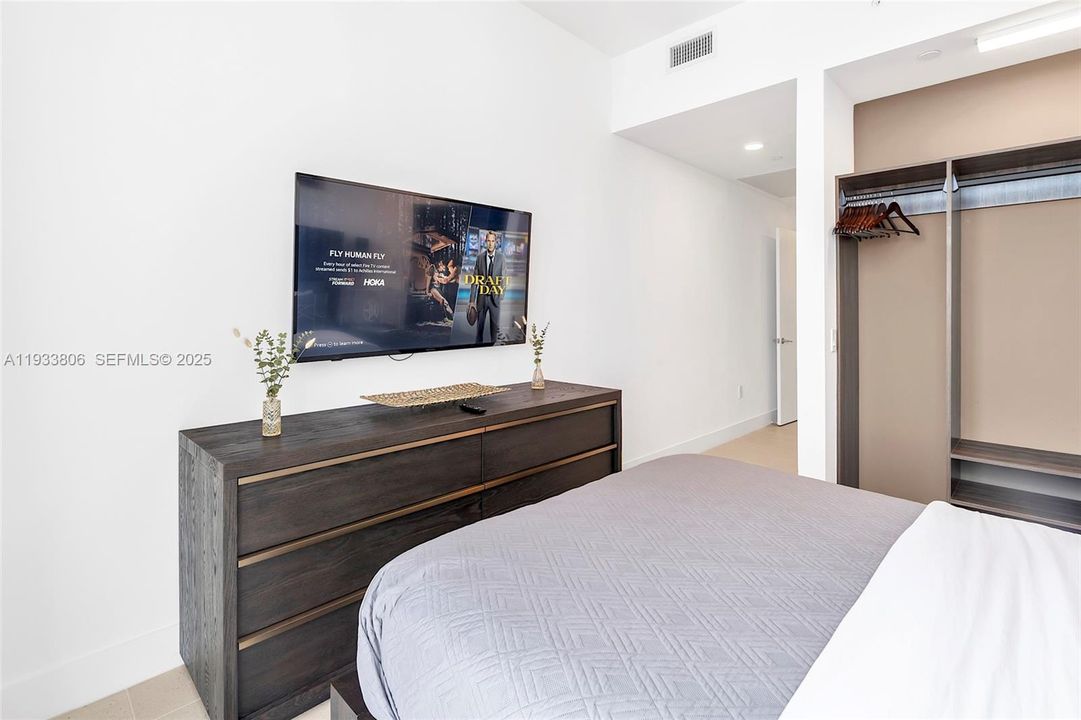 For Sale: $1,710,000 (3 beds, 2 baths, 1230 Square Feet)