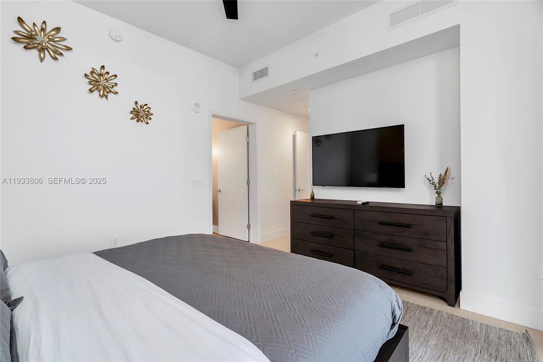 For Sale: $1,710,000 (3 beds, 2 baths, 1230 Square Feet)